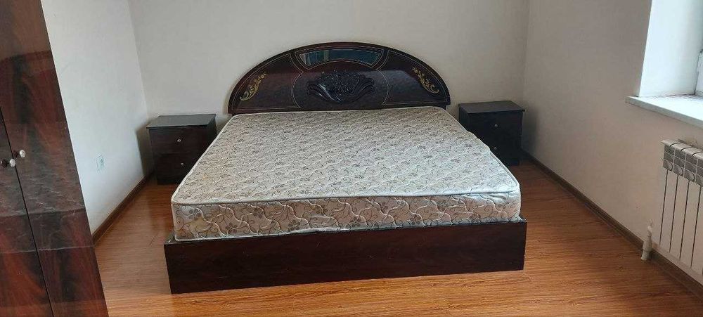 Spalniy garnitur yaxshi holatda, matrasi bilan