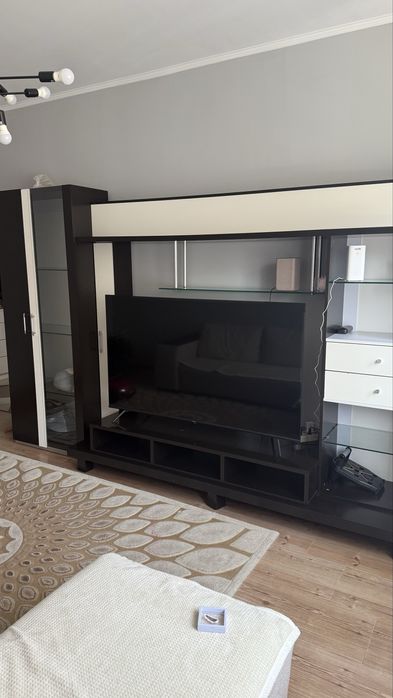 Стенка/шкаф под телевизор со шкафами