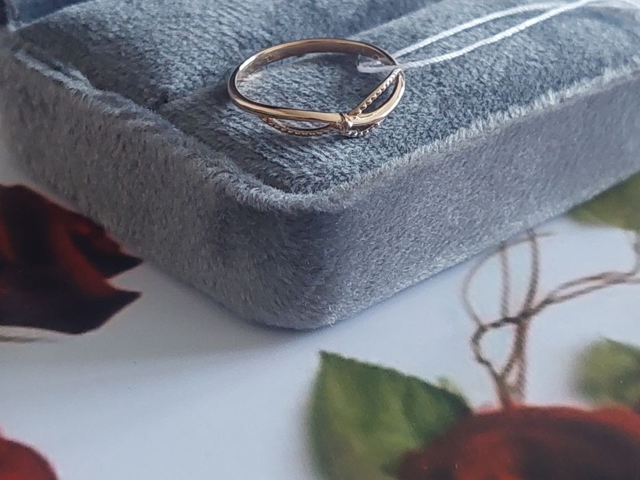 Золотое кольцо с бриллиантом