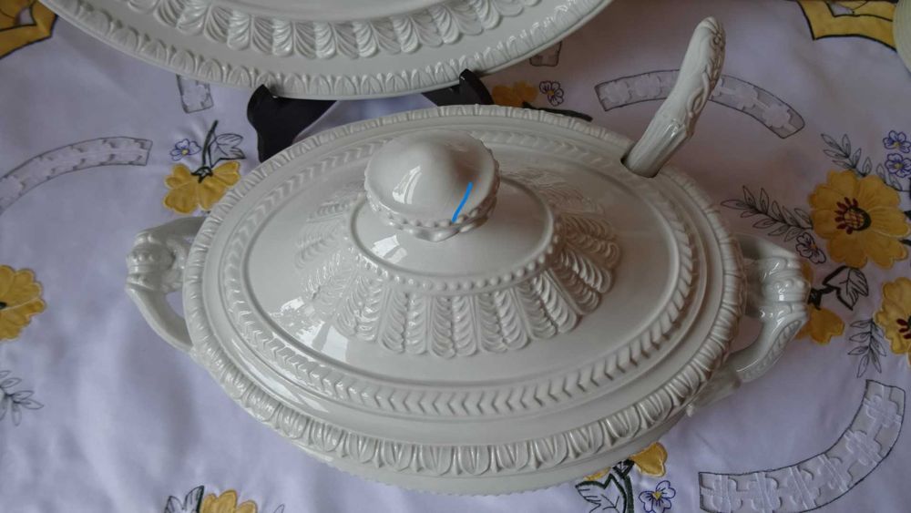 Супник бяла глазирана керамика, ръчно изработен , внос от  Италия.