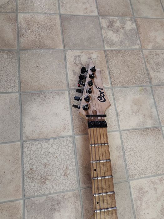 Продам электрогитару Cort x 300