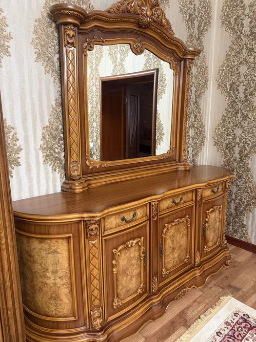 Стенка с комодом и зеркалой