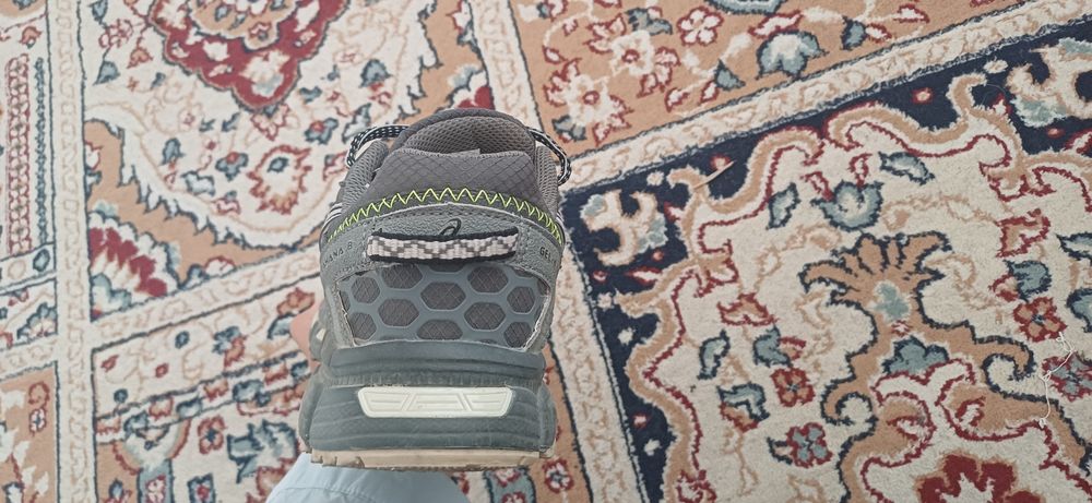 продаю срочно Asics GEL KAHANA