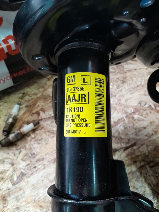 Стойка амортизатора передняя tracker general motors