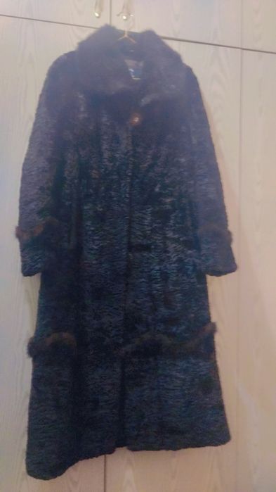 Чёрная меховая пальто