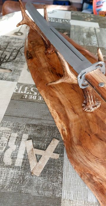 Катана с поставка от Орех