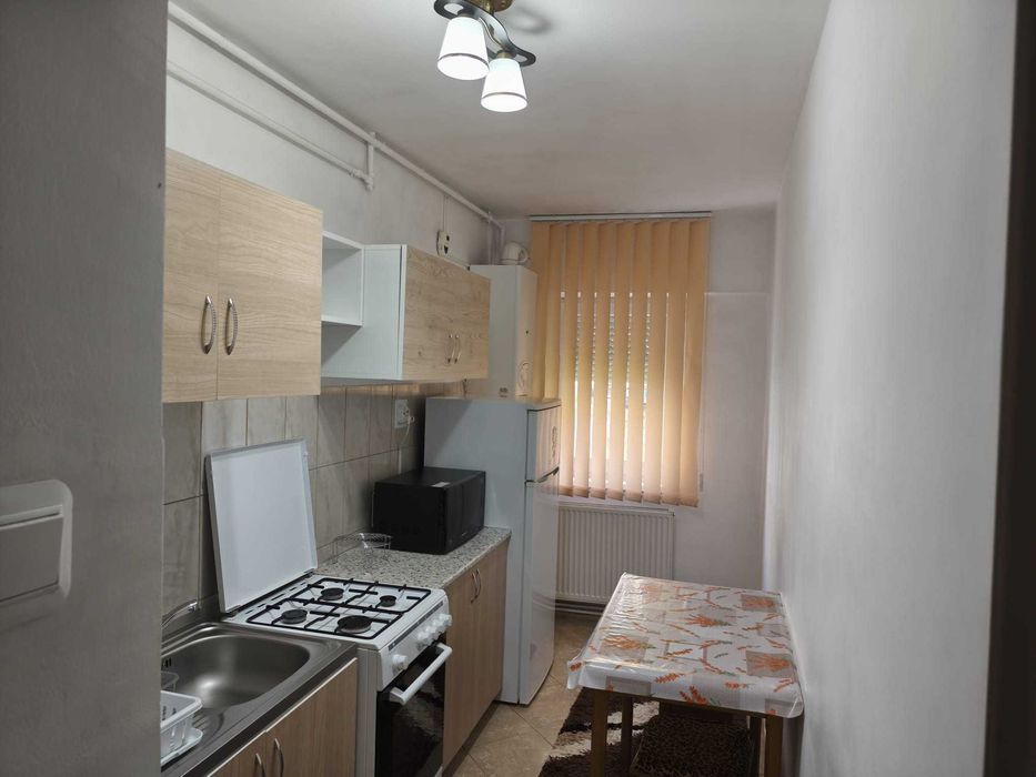 Dau în chirie garsonieră amenajată utilată confort I la parter 4 în bloc de garsoniere în cartierul Dâmbul Pietros.