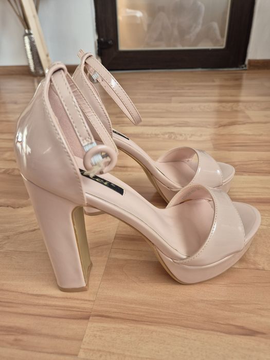 Vand sandale marimea 37