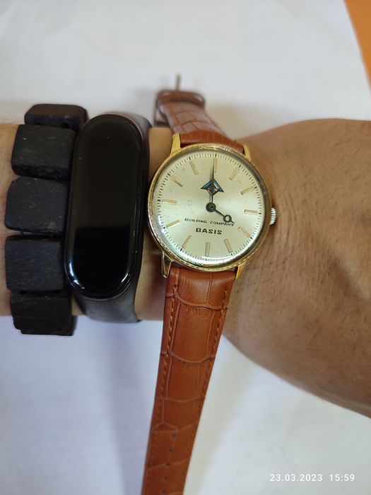 Продам часы механические базис