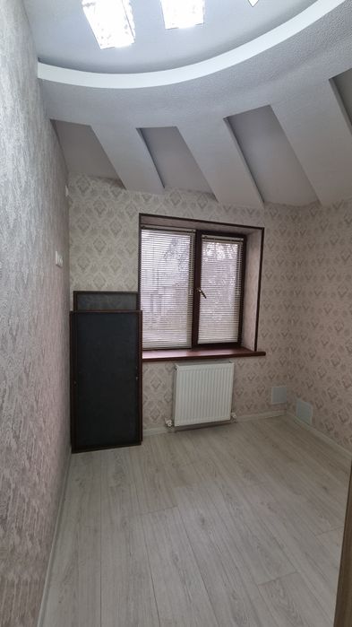 Вокзалда бозорни тугрисида 2 хоналик квартира сотилади, 3 этаж уртада.