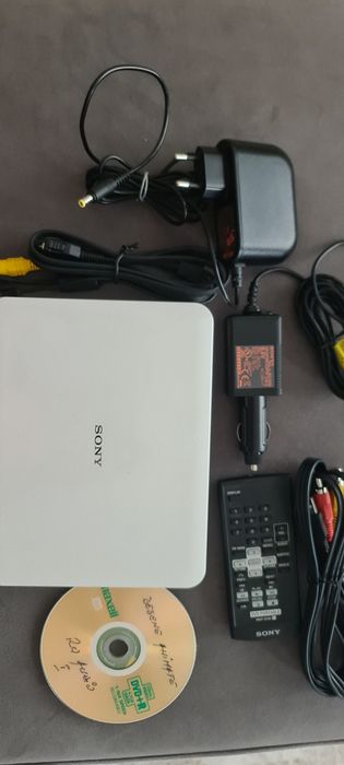 DVD Player Portabil Sony DVP-FX730 – Pachet Complet (Telecomanda + incarcator Auto + Priza)