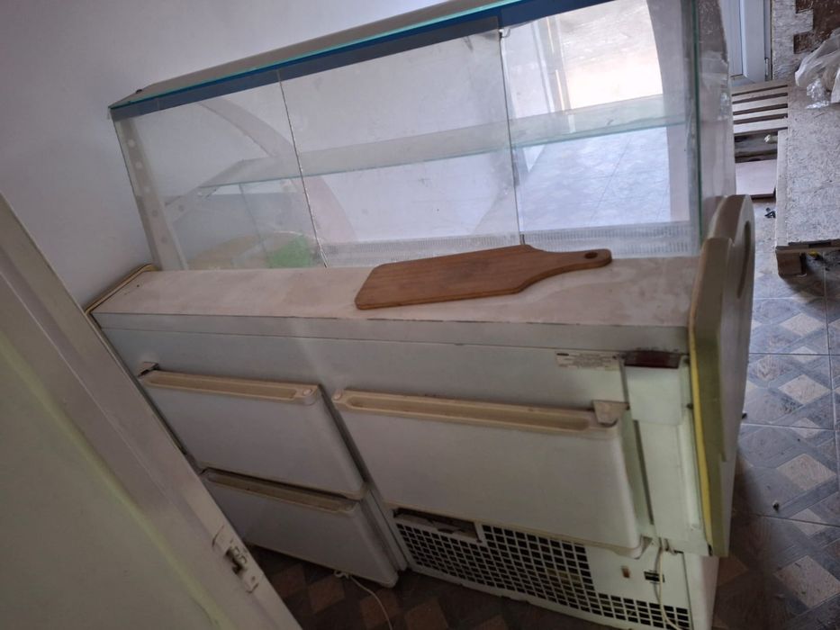 Витреный холодильник.