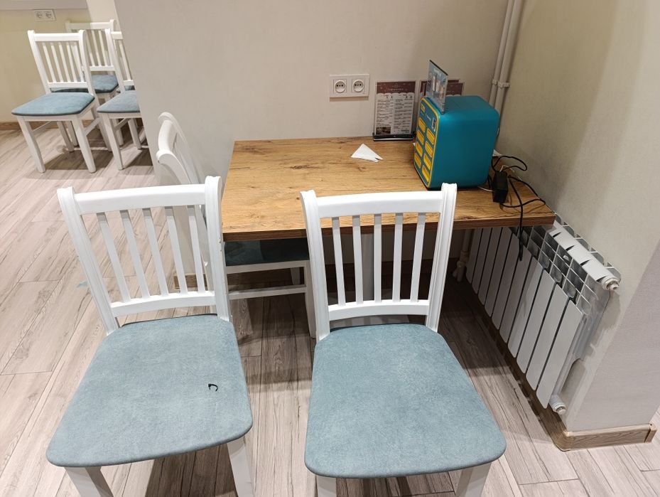 Продаю стол  и мини диванчик в отличном состоянии