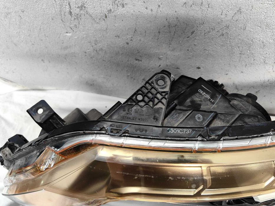 Оригинален фар Mitsubishi L200