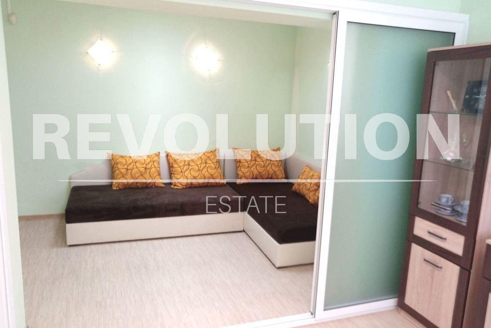 Дава се под наем Тристаен апартамент в Варна, Център - 94 кв.м за 977.16 € - Снимка #2