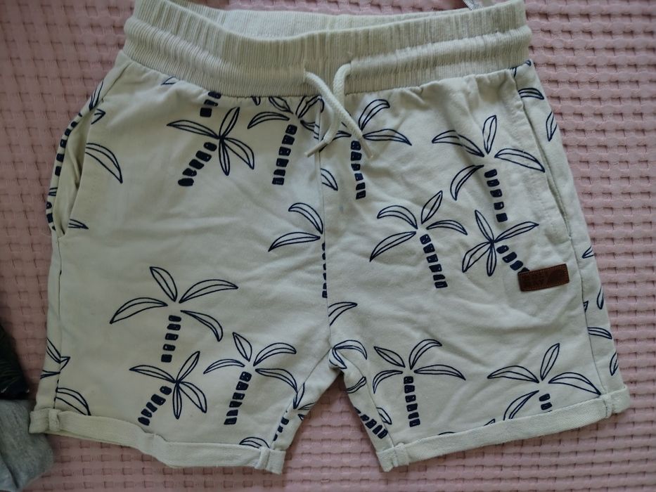 vand pantaloni scurti masura 104 baieti 20lei