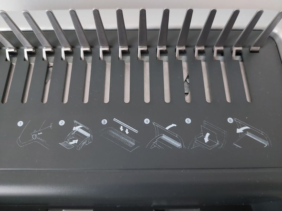 Подвързваща машина GBC CombBind C210 с пластмасови спирали