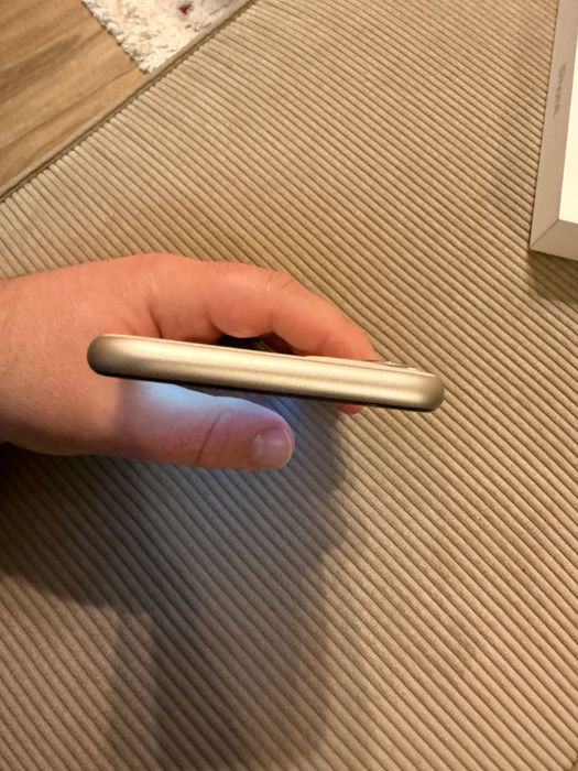 iPhone 11 бял - без забележки, 64 gb - пълен комплект - батерия 79%