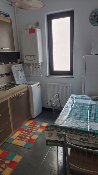 Inchiriez apartament 2 camere,decomandat