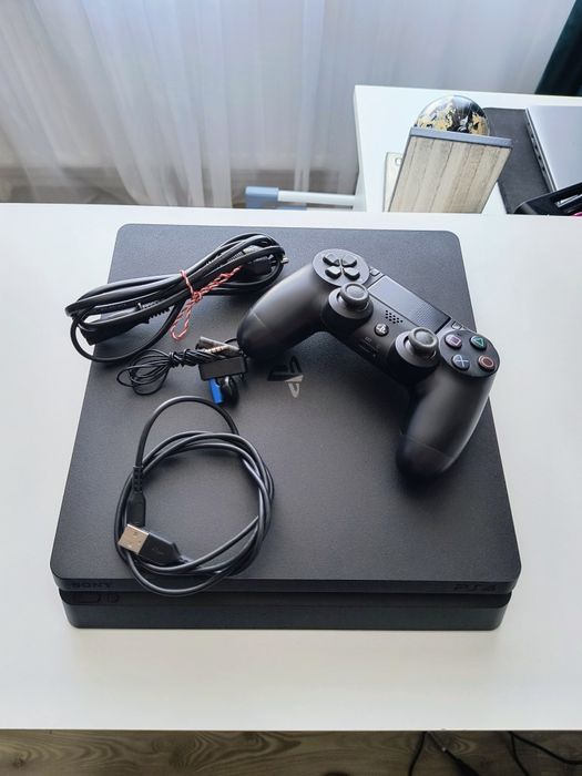 Vând PlayStation 4