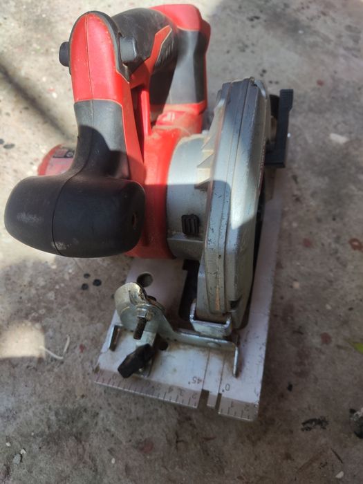 Vând circular de măna milwaukee