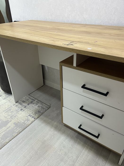 Продам письменный стол.