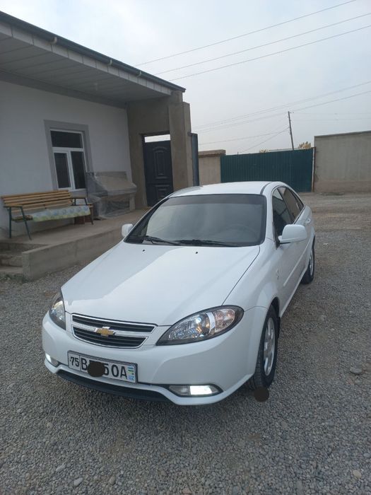 Ehtirosli massajchi rus tilida uyatchan yosh sargish ayolni aylantiradi