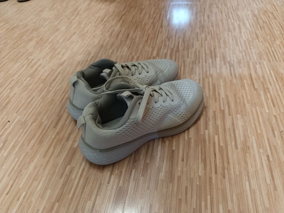 Кроссовки женские