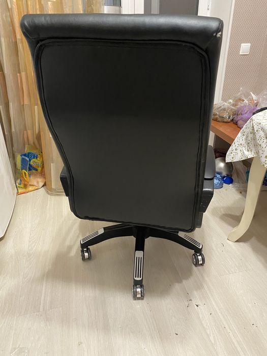 Оффисное кожаное кресло