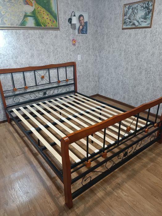 Двухспальная кровать с матрасом