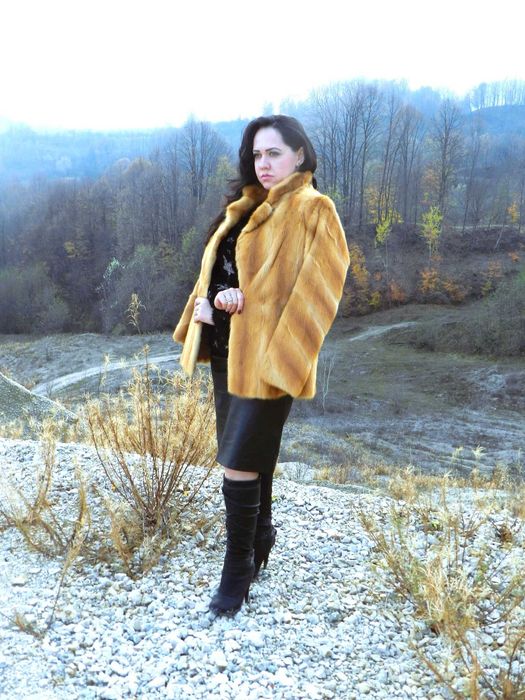 STIL ATEMPORAL!Confortabila haina din  blana de vulpe golden.