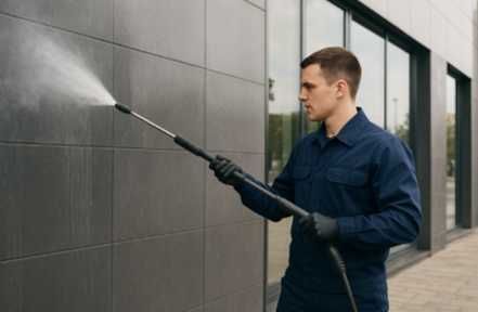 Уборка фасадов и витражей.