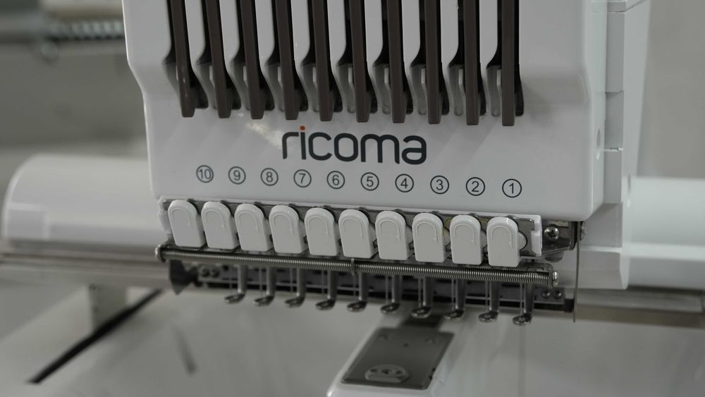Ricoma EM-1010 – 10-конечна бродираща машина | Пълен комплект