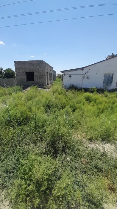 Курилиши тугалланмаган 8 сутихли учаска сотилади. Нархи жойида келишил