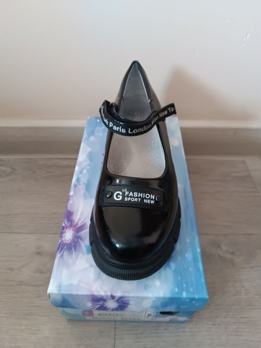 Продам туфли школьные