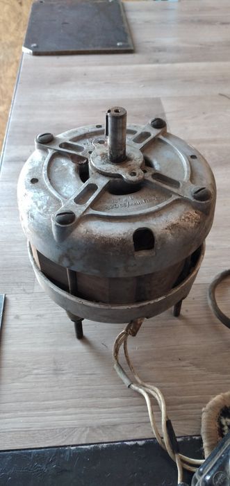 Продам двиготель зделоный поднаждак вместе  каминь