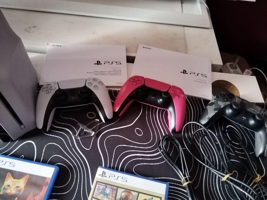 PlayStation 5 slim с три игри и три джойстика