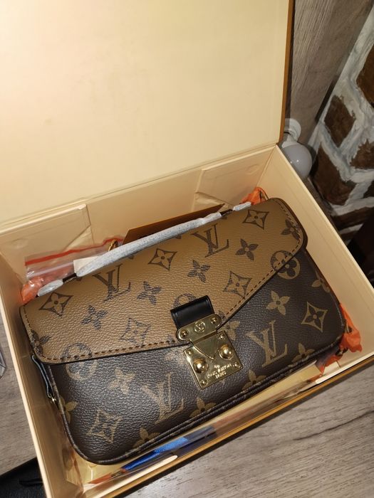 Сумка луивиттон с документами.