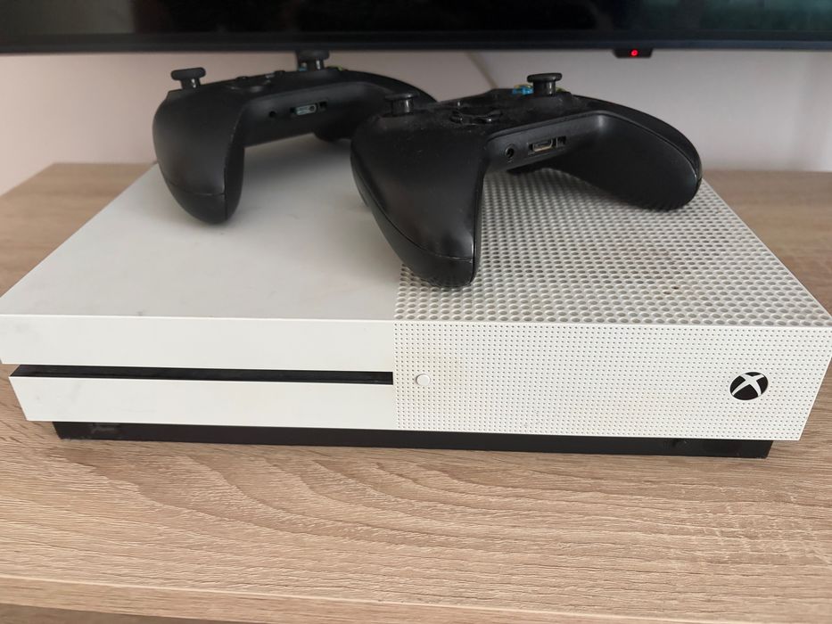 Xbox One S 500Gb ce conține 2 controlere și 15 jocuri format Disc