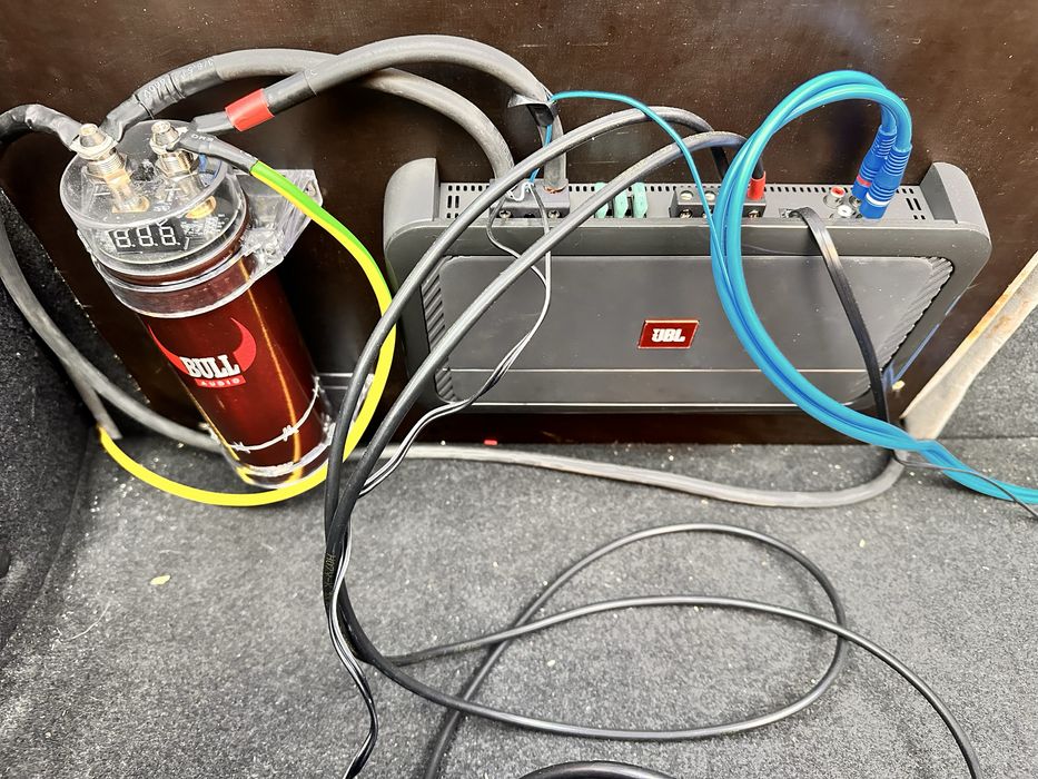 Subwoofer auto JBL + statie JBL + condensator