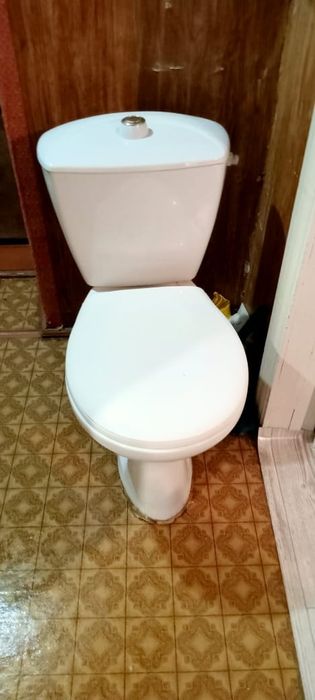 Продам унитаз с бочком