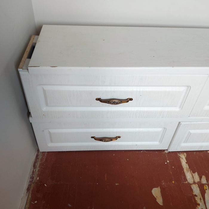 Шкаф 4 полка сурочна продам.