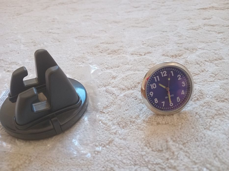 Часы и подставка.  Авто.    2000 тееге