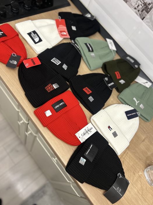 Caciuli noi cu eticheta