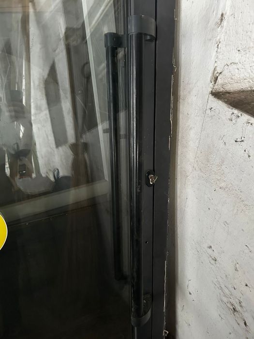 Продам алюминиевую стеклянную дверь