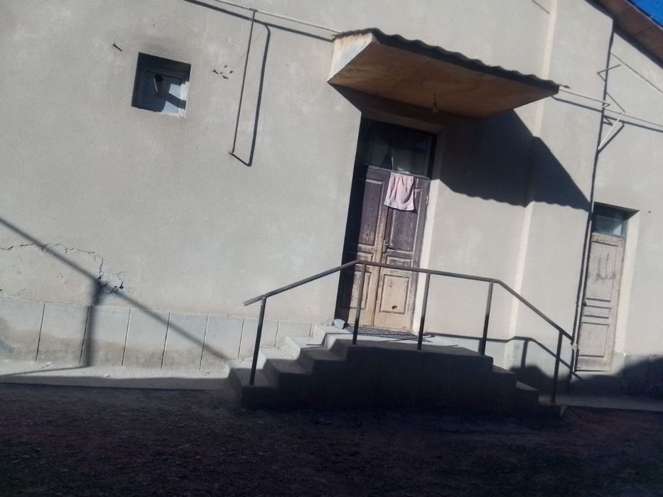 Коттедж сотилади. Угловой Жондор тумани марказида. 6 соток.