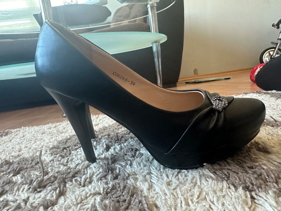 Официални обувки с ток 39-ти номер