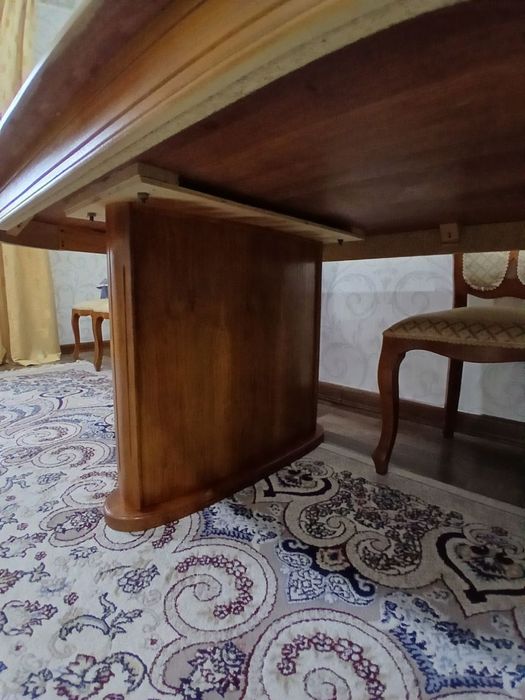 Стол для гостиной без стульев