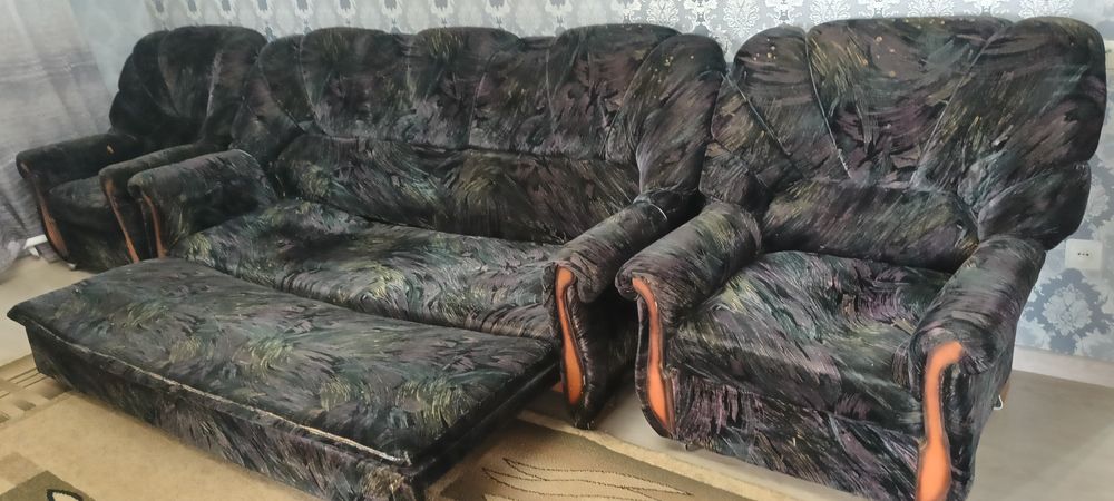 Продам диван с креслами