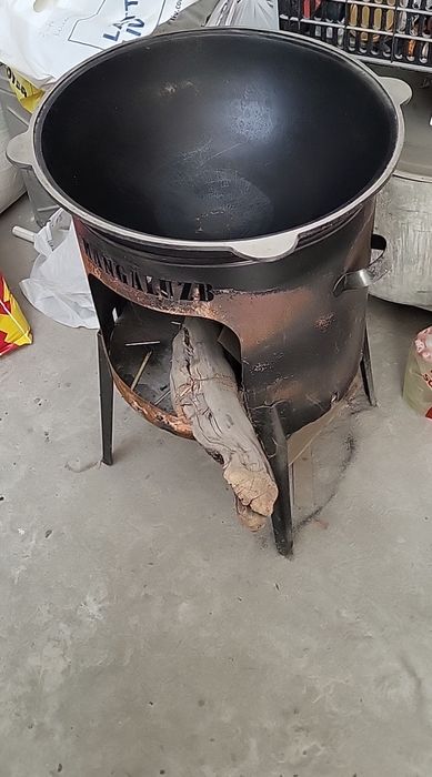 Чугунный казан с очагом